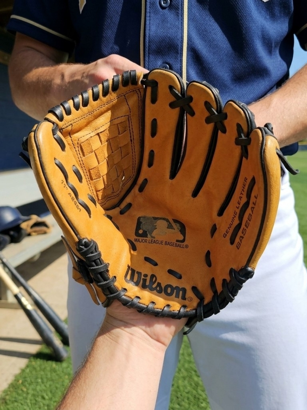 Wilson A2481 MLB Series 11" Baseball Glove Leather RHT Tan Black Basket Web